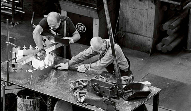 　トッズの職人たちの手仕事のようす。伝統のクラフツマンシップが息づく。