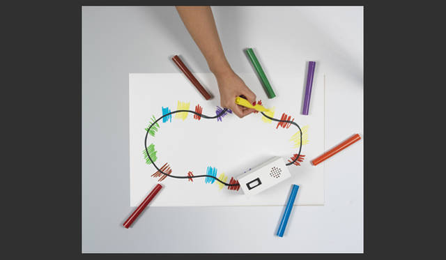 <strong>DESIGNTIDE TOKYO 2010｜TIDE Exhibition</strong>　TIDE Exhibition『Sound Interjection!』/ Yuri Suzuki<br>プロダクトデザイナーであり、電子音楽のミュージシャンでもあるスズキ・ユウリは、デザイン作品で音の領域を探求している。新作の「サウンド・インタージェクション！」シリーズは、鑑賞者の参加とともに、最終デザインと音をつくりあげていく作品。お湯が沸くのと同時にメロディーをきざむ「ミュージカル・ケトル」は、日用品のサウンド・スケープを再構築した作品だ。メカニカルかつぬくもりを感じさせる作品。