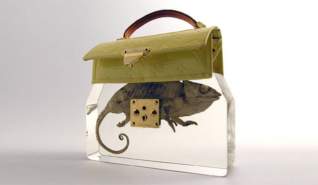 <strong>DESIGNTIDE TOKYO 2010｜TIDE Extension</strong>　TIDE Extension『Catalysis for Life –New Language of Dutch Art & Design』＠東京都現代美術館<br>1990 年代から前衛的なアプローチにより注目を集めたオランダデザインは、いまや世界のデザインにおけるトレンドリーダーの役割を担っている。それまでの快適さや機能性を追求する20世紀デザインとは対極にある、まったくあたらしい価値観を提示。本展では、驚きとユーモアのなかにイマジネーションが自然と拡大される、オランダのアート＆デザインのエッセンスと最新動向を紹介する。www.mot-art-museum.jp<br>テッド・ノーテン《祖母のバッグ（再制作）》 2009年 Courtesy of Atelier Ted Noten