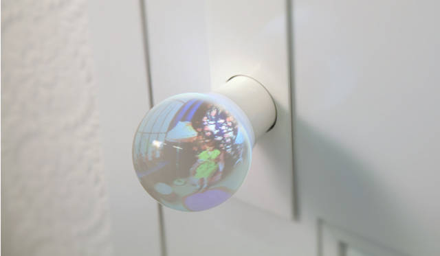 <strong>DESIGNTIDE TOKYO 2010｜TIDE Extension</strong>　TIDE Extension『A Room in the Glass Globe / UNION DESIGN × Hideyuki Nakayama』@プレインピープル青山<br>（株）ユニオンに所属するデザインチームと建築家 中山英之によるエキシビション。「ガラスのドアノブがついた、一枚の扉があります。ノブに手をかけようとすると、まるでスノードームのように、どこかのへやが閉じこめられています。小さな家具、小さな窓、よく見ると小さな人影もあります。ドアをノックすると、人影が立ち上がって近づいてきました。あっ！　と思った瞬間、ガラス玉全体が手のなかに包み込まれて、目の前が明るくなりました。開いた扉の向こうには、ガラスのなかの人物が立っていました」。www.one-be-one.com