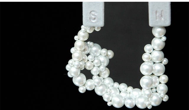 <strong>DESIGNTIDE TOKYO 2010｜TIDE Market</strong>　TIDE Market『HK white water pearl』 / NOSIGNER<br>日本ではじめて人造真珠をつくった和泉の職人のノウハウが詰まった、本物の真珠を超える人造真珠をつくりつづけるブランド「HK（ハク）」。そんなHKと、デザイナーのNOSIGNERが開発した「Gravity pearl」は、磁力によって互いに引き寄せられる、引力をもった真珠。たくさん集まって泡のような集合をつくりだす、まったくあたらしい真珠の魅力をアクセサリーとして紹介する。