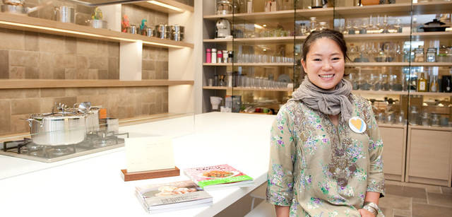 <strong> UNITED ARROWS｜ユナイテッドアローズ</strong>　ユナイテッドアローズ 原宿本店 ウィメンズ館　地下1階にて料理教室を開く栗原 友さん