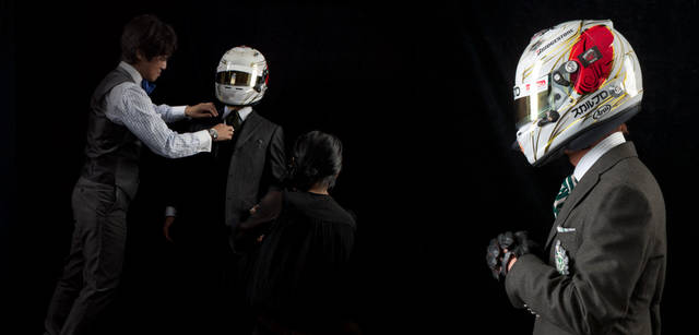 <strong>dunhill｜ダンヒル</strong> 愛用のヘルメットを被って、ダンヒルのスーツをまとう。ユーモアを込めた撮影シーンに、バイザーのなかの目が優しく笑った。