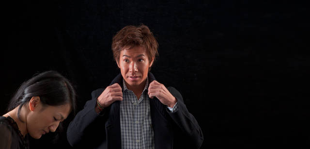 <strong>dunhill｜ダンヒル</strong> つぎのポーズ、リブ衿のメルトンジャケットへと着替える。小林のクローゼットは、スーツもカジュアルもダンヒルがほとんど。