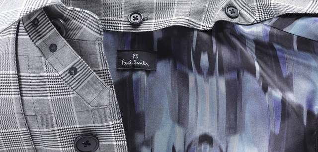 <strong>Paul Smith｜ポール・スミス</strong> ライニングはボタンで着脱可能なデタッチャブル仕様。ポール・スミスらしいプリントが映える。