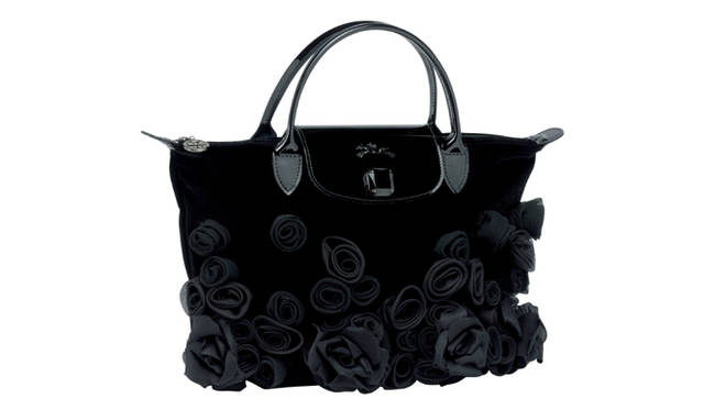 <strong>LONGCHAMP｜ロンシャン</strong>　「Le Pliage® de Noël」（ブラック） [W21×H21×D14cm] 3万9900円