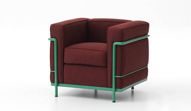 <strong>Cassina ixc.｜カッシーナ・イクスシー</strong>　LC2（LC2 ソファ／オットマン）<br>フェザーパッディングタイプ（1人掛 49万7700円～94万9200円）、ポリエステルパッディングタイプ（1人掛 42万円～84万円）※ほかのタイプはお問い合わせください。