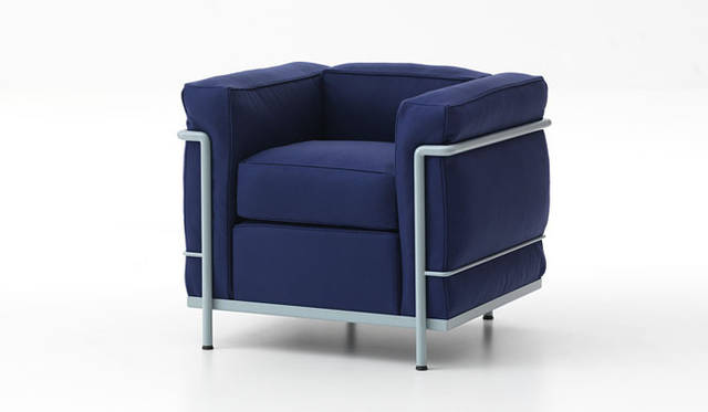 <strong>Cassina ixc.｜カッシーナ・イクスシー</strong>　LC2（LC2 ソファ／オットマン）<br>フェザーパッディングタイプ（1人掛 49万7700円～94万9200円）、ポリエステルパッディングタイプ（1人掛 42万円～84万円）※ほかのタイプはお問い合わせください。