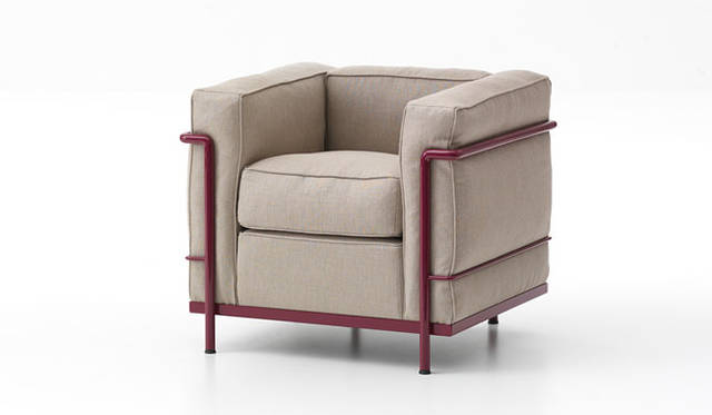 <strong>Cassina ixc.｜カッシーナ・イクスシー</strong>　LC2（LC2 ソファ／オットマン）<br>フェザーパッディングタイプ（1人掛 49万7700円～94万9200円）、ポリエステルパッディングタイプ（1人掛 42万円～84万円）※ほかのタイプはお問い合わせください。