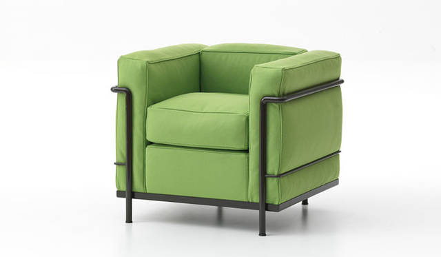 <strong>Cassina ixc.｜カッシーナ・イクスシー</strong>　LC2（LC2 ソファ／オットマン）<br>フェザーパッディングタイプ（1人掛 49万7700円～94万9200円）、ポリエステルパッディングタイプ（1人掛 42万円～84万円）※ほかのタイプはお問い合わせください。