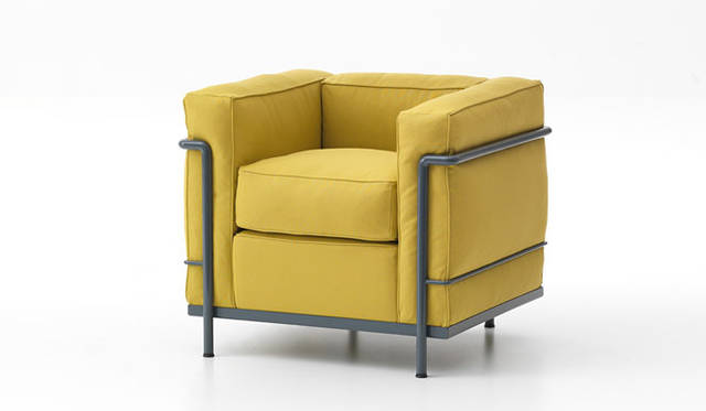 <strong>Cassina ixc.｜カッシーナ・イクスシー</strong>　LC2（LC2 ソファ／オットマン）<br>フェザーパッディングタイプ（1人掛 49万7700円～94万9200円）、ポリエステルパッディングタイプ（1人掛 42万円～84万円）※ほかのタイプはお問い合わせください。