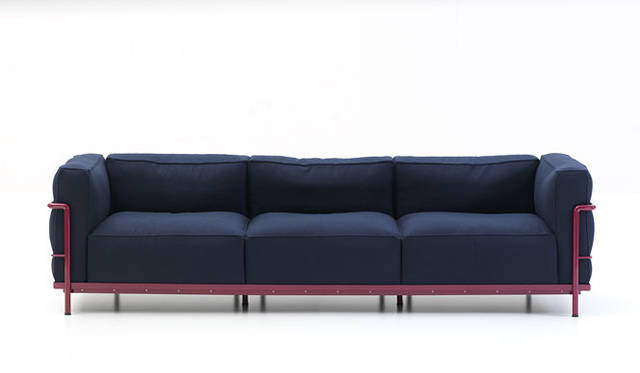 <strong>Cassina ixc.｜カッシーナ・イクスシー</strong>　LC3（LC3 ソファ）<br>カラーフレームバリエーション｜カラーフレーム＝スティールパイプ塗装仕上（マットブラック／バサルト／グレー／ボルドー／グリーン／ライトブルー／ベージュ）<br>フェザーパッディングタイプ（3人掛 136万5000円～207万9000円）、ポリエステルパッディングタイプ（3人掛 118万6500円～119万5000円）※ほかのタイプはお問い合わせください。