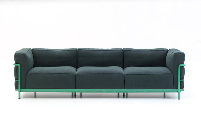 <strong>Cassina ixc.｜カッシーナ・イクスシー</strong>　LC3（LC3 ソファ）<br>カラーフレームバリエーション｜カラーフレーム＝スティールパイプ塗装仕上（マットブラック／バサルト／グレー／ボルドー／グリーン／ライトブルー／ベージュ）<br>フェザーパッディングタイプ（3人掛 136万5000円～207万9000円）、ポリエステルパッディングタイプ（3人掛 118万6500円～119万5000円）※ほかのタイプはお問い合わせください。