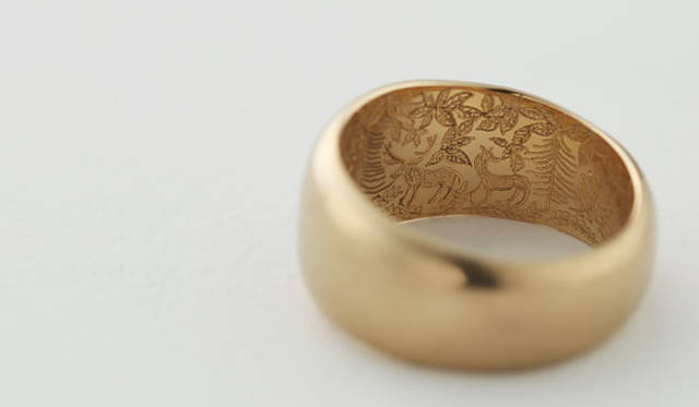 <strong>Solferino｜AVM</strong>　「HUNTER」23万1000円<br>あたたかみと重厚感のあるリング。内側には濃密な感じの森のなかに佇む鹿の彫り。ある小説の一説に、“鹿は自らの意思でハンターの前に姿を現す。それがわからないハンターはただの殺し屋だ”といった文章にインスパイアされた。生命の輪廻、あたたかさと哀れみ、強さ……etc.。内から光を放つような表面フォルムとフィニッシュ。