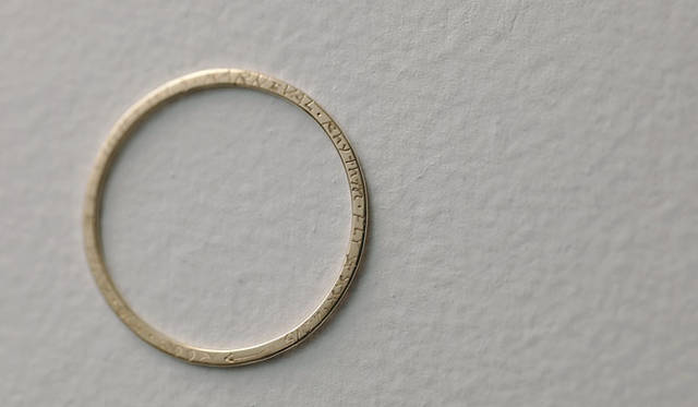 <strong>Solferino｜AVM</strong>　「Rhythm」2万5200円<br>極細のリングながら、強度がある。シンプルながら高度な技術が要求されるリング。キャストでは制作不可能な細さ。サイドに彫りがある。コンセプトは、目に見えないけれど身のまわりにたしかにあるリズム。繊細さと力強さの融合。