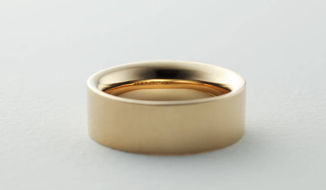 <strong>Solferino｜AVM</strong>　「HOLY」18万9000円<br>光のリング。外側はマット加工。内側はラウンド。可能なかぎり磨きをかけて内側から光が溢れるイメージのリング。着用するとリングと指のあいだから光が漏れるデザイン。光がデザインのためあえて彫りを廃している。