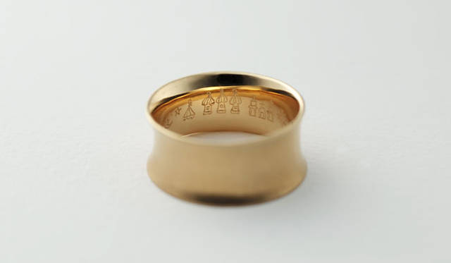 <strong>Solferino｜AVM</strong>　「KNIGHT」14万7000円<br>K20の薄くシャープな板から整形したリング。甲冑を暗示させるフォルム。内側には錬金術師が用いた言葉と騎士を象徴する彫柄。