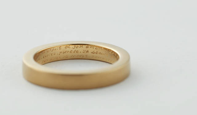 　「LIGHT」12万6000円<br>K20の2,5mmの板を用いたシンプルながらも存在感のあるリング。表面はマット加工で内側には光をイメージする彫文字。 La lumiere d’esprit et son omble. L’ame et la claire. La vie et la mort. verite,purete,La bonnne et la laideurLa bonte et le mal. des ailles de icarus.trickster,karneval light……。