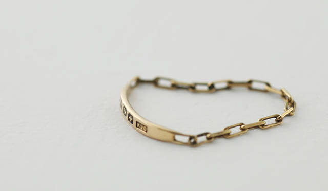 <strong>Solferino｜AVM</strong>　「SMALL MAIL」3万1500 円<br>MAILは手紙ではなく、鎧（よろい）の意味。普通、鎧は肉体を守るものだが、MAILシリーズは気持ちを守るものとして制作。ブレードの内側には気持ちを示唆する、若葉やハート、円、星などの彫り込み。