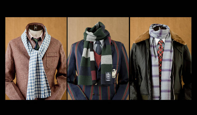 <strong>Drakes｜ドレイクス</strong>　マフラーを変えれば洋服のイメージも変わる。いろんなコーディネイトに挑戦したい！　左から、ブルー×ホワイトチェックウールマフラー 1万5750円、マルチーボーダーウールマフラー 1万9950円、グレー×パープルチェックウールマフラー 2万3100円（以上ドレイクス）