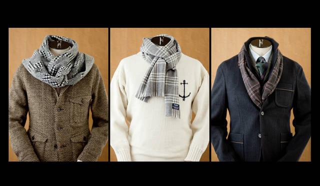 <strong>Drakes｜ドレイクス</strong>　エレガントなスタイリングには小柄のチェックマフラーを合わせるのが正解。　左から、ミックスパターンウールマフラー 1万9950円、グレー×ホワイトチェックウールマフラー、グレー×レッドチェックウールマフラー 各1万5750円（以上ドレイクス）