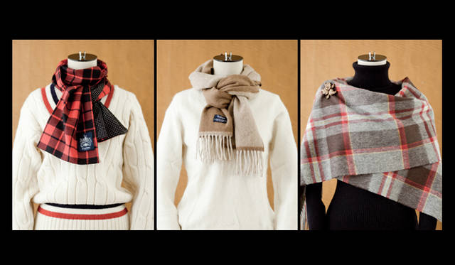 <strong>Drakes｜ドレイクス</strong>　巻き方次第で表情を変える柄マフラーは、お気に入りのアレンジを見つけて！　左から、チェックとドットの2ウェイウール×シルクマフラー 2万7300円、キャメル×オフホワイトバイカラーウールマフラー、グレー×レッド大柄チェックウールマフラー 各1万4700円（以上ドレイクス）