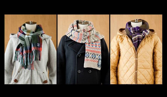 <strong>Drakes｜ドレイクス</strong>　シンプルなアウターこそマフラー選びが重要。今年はトレンドのノルディックパターンにも挑戦たい。　左から、マルチカラーチェックウールマフラー 1万4700円、ノルディック柄ウールマフラー 2万7300円、パープルベースのチェックパターン×ブラウンのコンビネーションウールマフラー 3万9900円（以上ドレイクス）