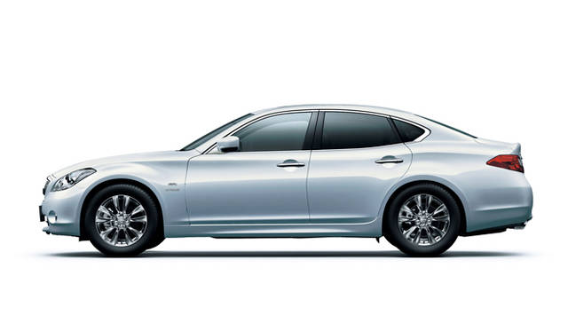 <strong>日産 フーガ ハイブリッド｜NISSAN FUGA HYBRID</strong><br>ボディカラー、エターナルスノーホワイト