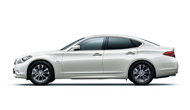 <strong>日産 フーガ ハイブリッド｜NISSAN FUGA HYBRID</strong><br>ボディカラー、クリスタルホワイトパール