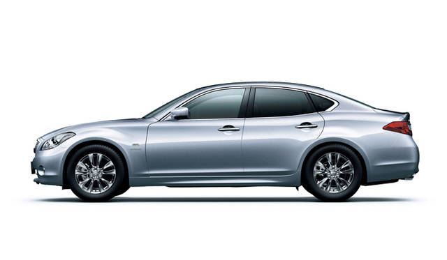 <strong>日産 フーガ ハイブリッド｜NISSAN FUGA HYBRID</strong><br>ボディカラー、ブリリアントシルバー