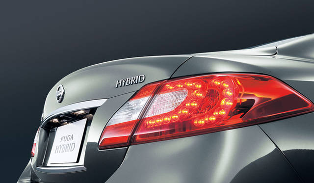 <strong>日産 フーガ ハイブリッド｜NISSAN FUGA HYBRID</strong><br>高輝度LEDリヤコンビネーションランプ