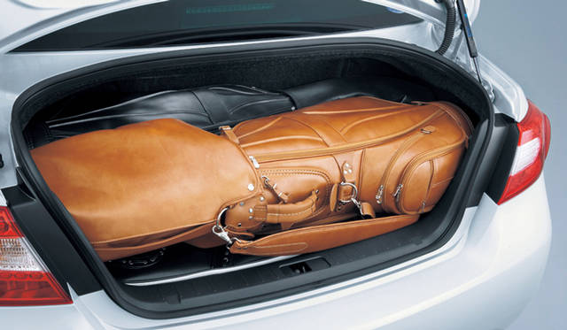 <strong>日産 フーガ ハイブリッド｜NISSAN FUGA HYBRID</strong><br>口径9インチのゴルフバックを最大4つ積載することができる、実用性の高いトランクルームを装備。