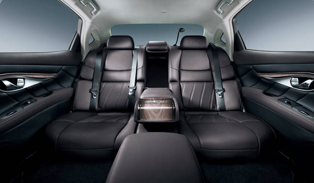 <strong>日産 フーガ ハイブリッド｜NISSAN FUGA HYBRID</strong><br>銀粉本木目フィニッシャー、職人の手作業で加工されたセミアニリン本革シートを採用。後席には読書灯が用意されている内装色ブラウンのVIPパッケージ。