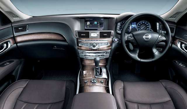 <strong>日産 フーガ ハイブリッド｜NISSAN FUGA HYBRID</strong><br>VIPパッケージは吸音、消臭機能つきのフロアカーペットをオプションで用意。