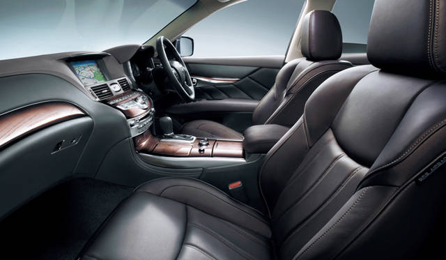 <strong>日産 フーガ ハイブリッド｜NISSAN FUGA HYBRID</strong><br>VIPパッケージのフロントシート。