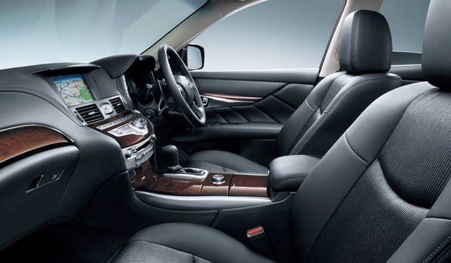 <strong>日産 フーガ ハイブリッド｜NISSAN FUGA HYBRID</strong><br>ブラックの内装色。木目調フィニッシャー、ジャカード織物シートを採用しているバージョン。