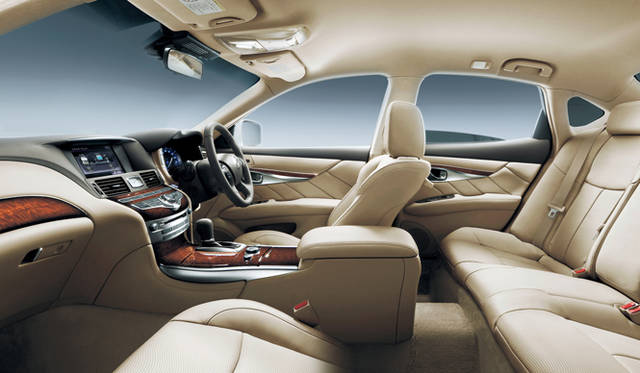 <strong>日産 フーガ ハイブリッド｜NISSAN FUGA HYBRID</strong><br>ベージュの内装色。本革シートをしつらえた本革パッケージ。