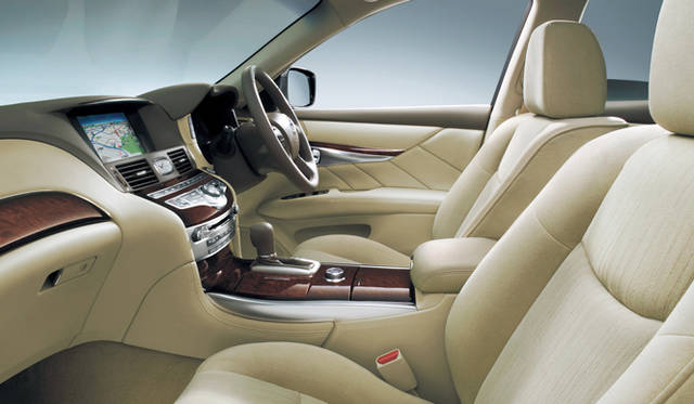 <strong>日産 フーガ ハイブリッド｜NISSAN FUGA HYBRID</strong><br>ベージュの内装色。スエード調トリコット/ダブルラッセルシート仕様。通常、インテリアカラーはブラックとベージュのふたつから選択が可能。