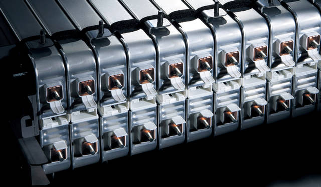 <strong>日産 フーガ ハイブリッド｜NISSAN FUGA HYBRID</strong><br>リチウムイオンバッテリー