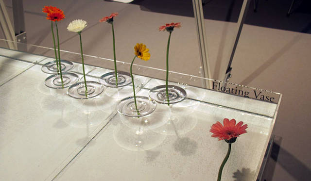 <strong> DESIGNTIDE TOKYO 2010｜TIDE Exhibition</strong>　東京ミッドタウン・ホール A<br>Taku Omura / oodesign　「Floating Vase」