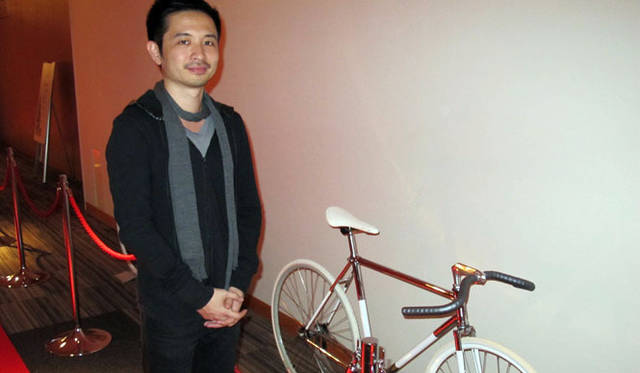 <strong> DESIGNTIDE TOKYO 2010｜TIDE Exhibition</strong>　東京ミッドタウン・ホール A<br>シンガポールから来日したクリエイティブディレクターのJUSTIN LONG氏