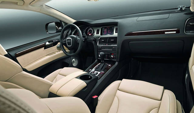 <strong>Audi｜アウディ Q7</strong>