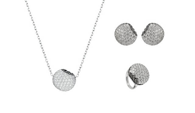 <strong>BOUCHERON｜ブシュロン</strong> 「タンタシオン マカロン」[WG×ダイヤモンド×ブラックサファイア] ペンダント 60万9000円（日本先行限定発売）、イヤリング 98万7000円、リング 197万4000円