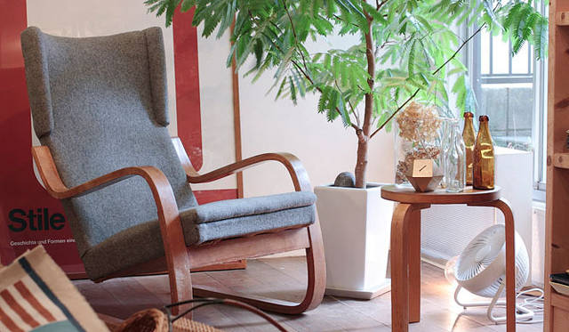 <strong>Elephant*｜エレファント</strong>　店内にはプライウッド（何層にも重ねられた木材で作る、曲木の技法）でつくられた北欧デザインらしい椅子も。