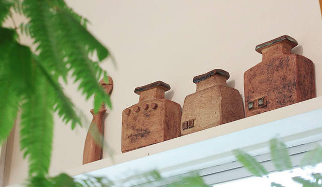 <strong>Elephant*｜エレファント</strong>　スウェーデン南部の作家による素朴な焼きもの。南部の荒々しい土を使っている。