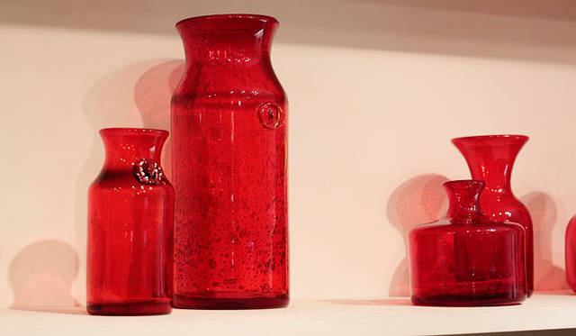 <strong>Elephant*｜エレファント</strong>　その時代はタブーだった、あえて気泡の入ったガラス作品をつくったエリック・ホグラン。印象的な赤だ。