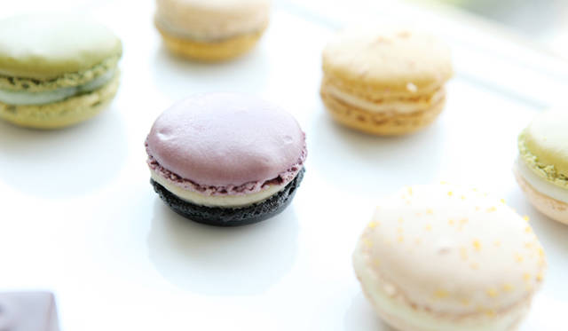 <strong>PIERRE HERMÉ PARIS｜ピエール・エルメ・パリ</strong>　インタビュー当日は今回発表された新作コレクションがテーブルにずらりと並べられた。