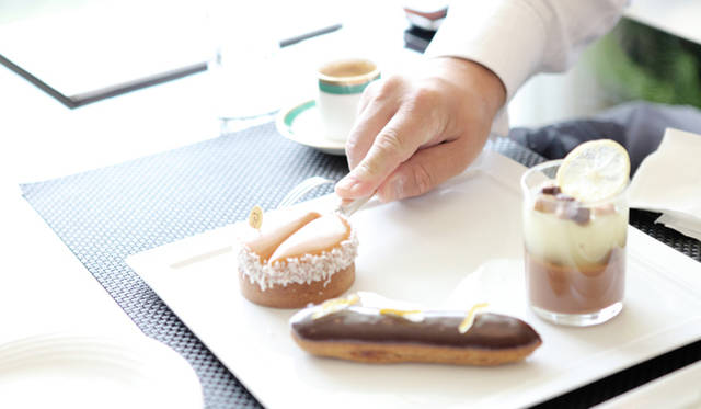 <strong>PIERRE HERMÉ PARIS｜ピエール・エルメ・パリ</strong>　エルメ氏みずから1点1点をテイスティング用サイズに切り分け、試食しながらインタビューを敢行。貴重な時間をいただいたうえに新作スイーツを味わえるなんて……！