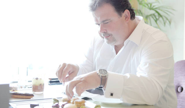 <strong>PIERRE HERMÉ PARIS｜ピエール・エルメ・パリ</strong>　インタビューでも語られた、「言葉ではなく、実際に口にしてみてほしい」という彼の想いが伝わる。