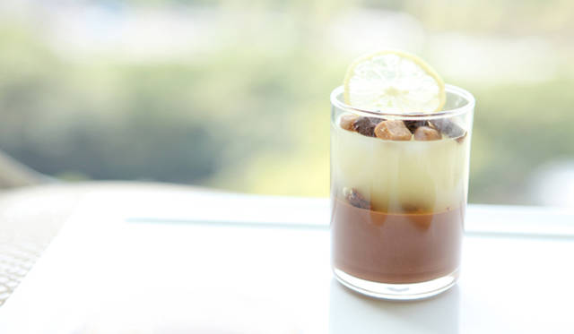 <strong>PIERRE HERMÉ PARIS｜ピエール・エルメ・パリ</strong>　今回発表されたアズュールのエモーション。太陽の日に透けるジュレのほのかな輝きに、思わず喉が鳴る。